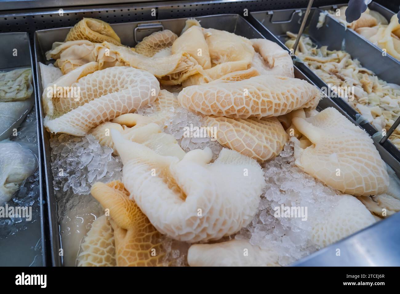 Estomac, intestins, abats de bœuf crus pour la cuisson, texture des organes digestifs internes sur le comptoir dans un magasin Banque D'Images