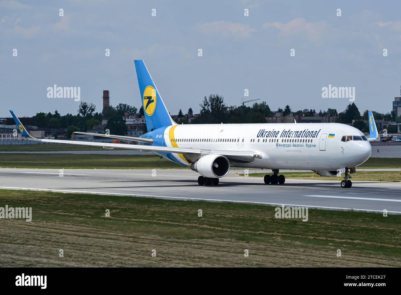 Ukraine International Airlines Boeing 767-300 au roulage jusqu'aux portes après l'atterrissage à Lviv Banque D'Images