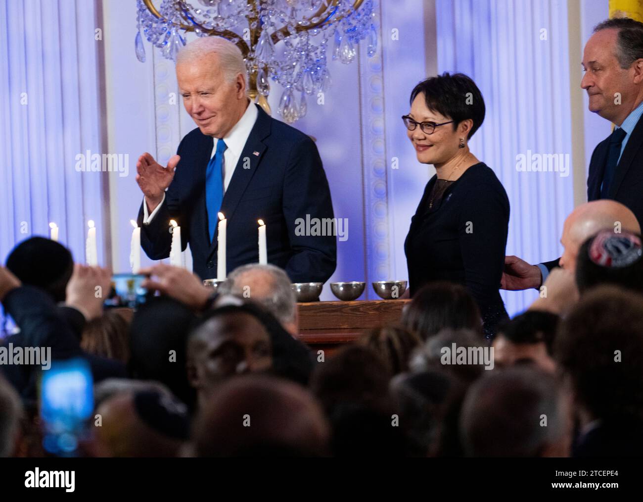 Washington, États-Unis. 11 décembre 2023. Le président Joe Biden avec le rabbin Angela Buchdahl, grand rabbin à la synagogue centrale, New York City, et le second gentleman Douglas Emhoff, qui organisent une réception des fêtes de Hanoukka dans la salle est de la Maison Blanche, le lundi 11 décembre 2023. (Photo de Doug Mills/Pool/Sipa USA) crédit : SIPA USA/Alamy Live News Banque D'Images