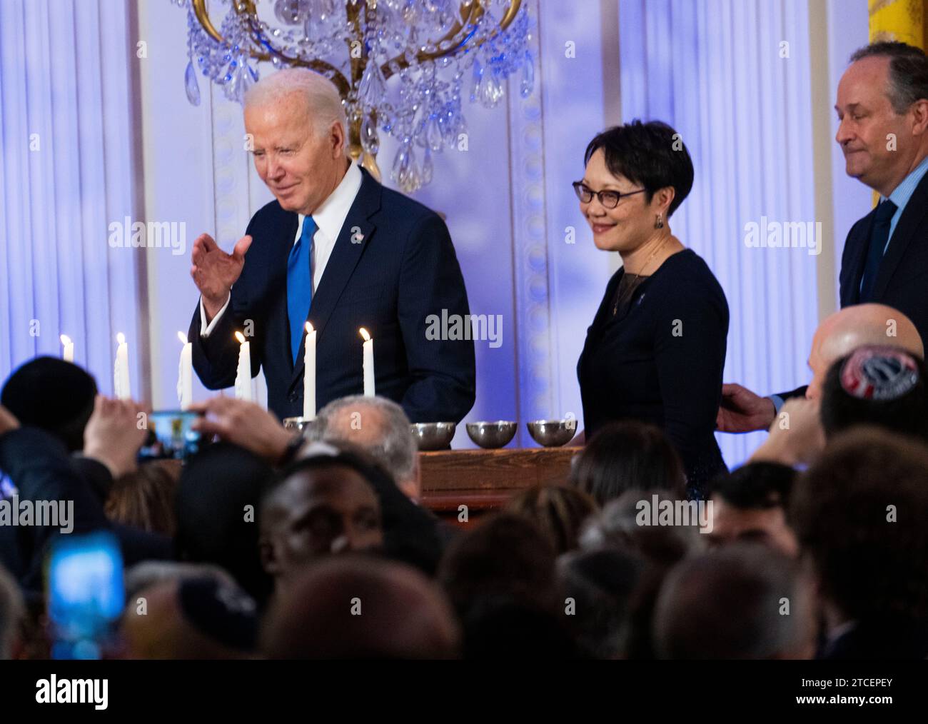 Washington, États-Unis. 11 décembre 2023. Le président Joe Biden avec le rabbin Angela Buchdahl, grand rabbin à la synagogue centrale, New York City, et le second gentleman Douglas Emhoff, qui organisent une réception des fêtes de Hanoukka dans la salle est de la Maison Blanche, le lundi 11 décembre 2023. (Photo de Doug Mills/Pool/Sipa USA) crédit : SIPA USA/Alamy Live News Banque D'Images