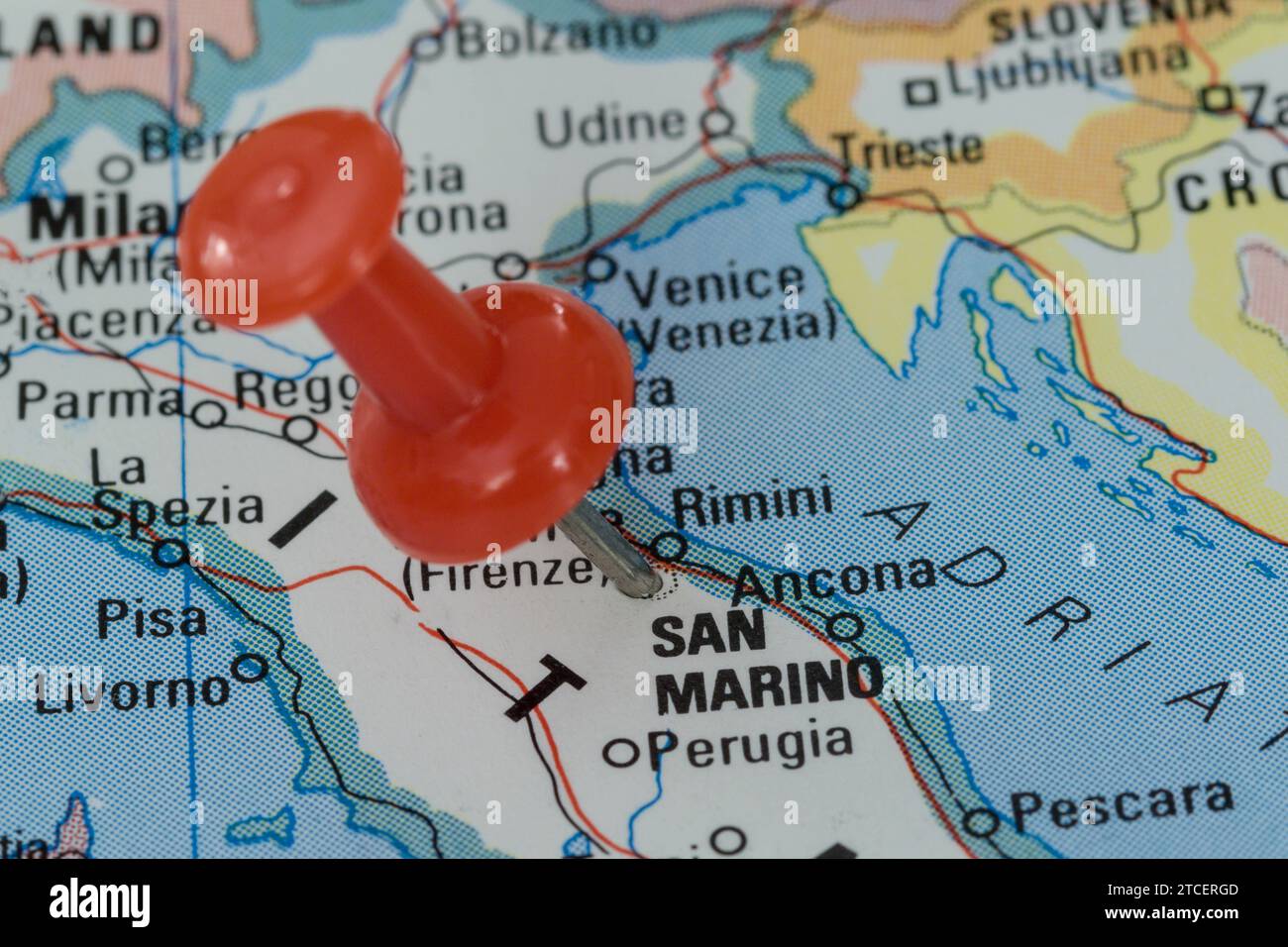 Une épingle rouge collée sur une carte de l'Europe occidentale, indiquant l'emplacement de Saint-Marin Banque D'Images