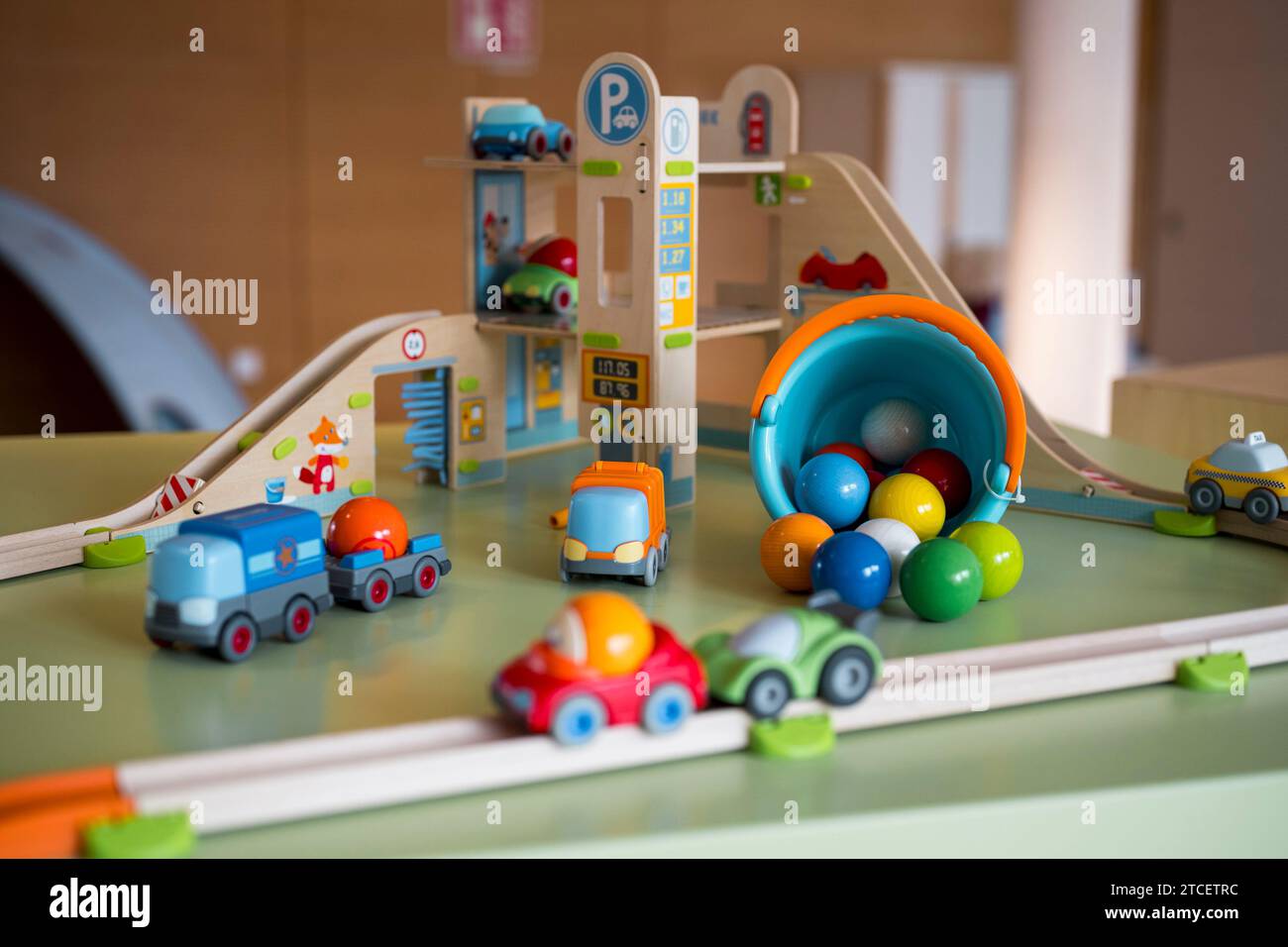 Bad Rodach, Allemagne. 12 décembre 2023. Les jouets en bois HABA sont exposés dans le showroom HABA. Le fabricant de jouets et de meubles en difficulté supprime environ 500 emplois. Crédit : Daniel Vogl/dpa/Alamy Live News Banque D'Images