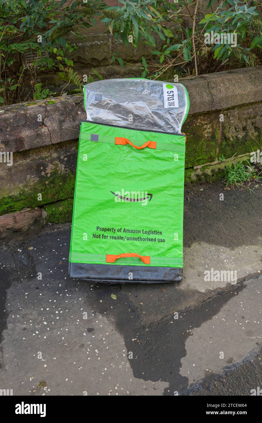 Un sac de livraison Amazon Logistics sur un trottoir, Glasgow, Écosse, Royaume-Uni, Europe Banque D'Images