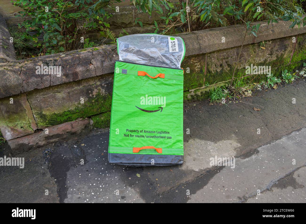 Un sac de livraison Amazon Logistics sur un trottoir, Glasgow, Écosse, Royaume-Uni, Europe Banque D'Images