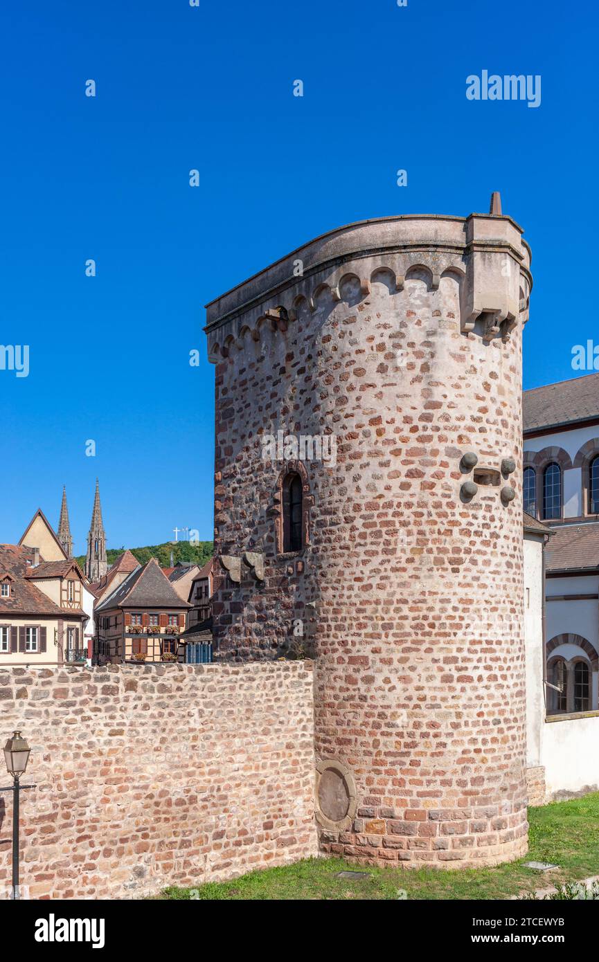 Tour défensive de la muraille historique de la ville, ici à la porte de la ville de Neher, Obernai, Alsace, France, Europe Banque D'Images