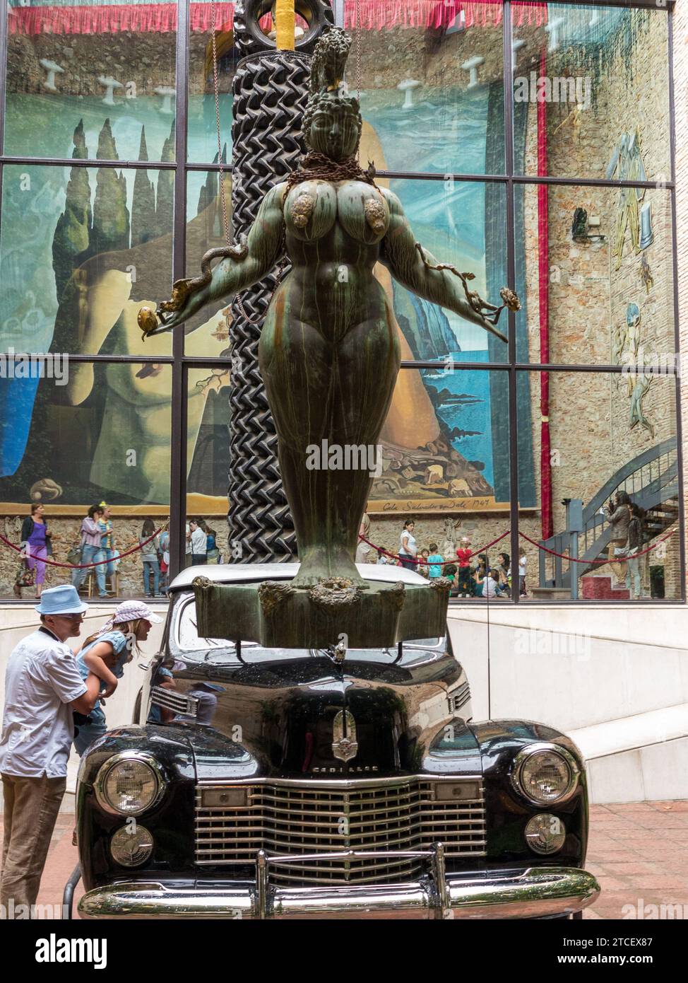 Sculpture d'une femme sur l'avant d'une voiture au Théâtre-Musée Dali. Plaça Gala i Salvador Dalí, 5, 17600 Figueres, Gérone, Espagne Banque D'Images