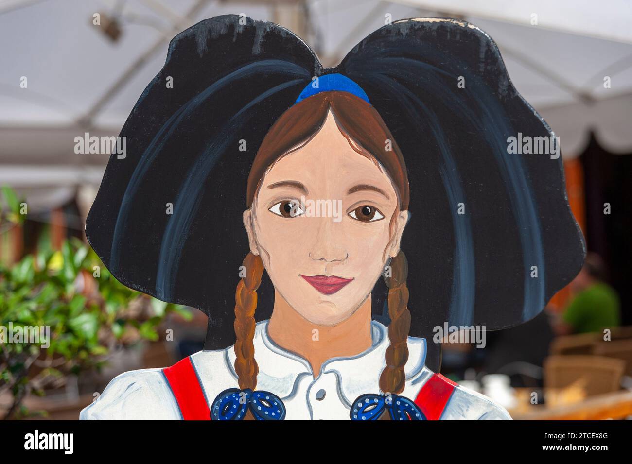 Figure en bois de femme en costume traditionnel, Obernai, Alsace, France, Europe Banque D'Images