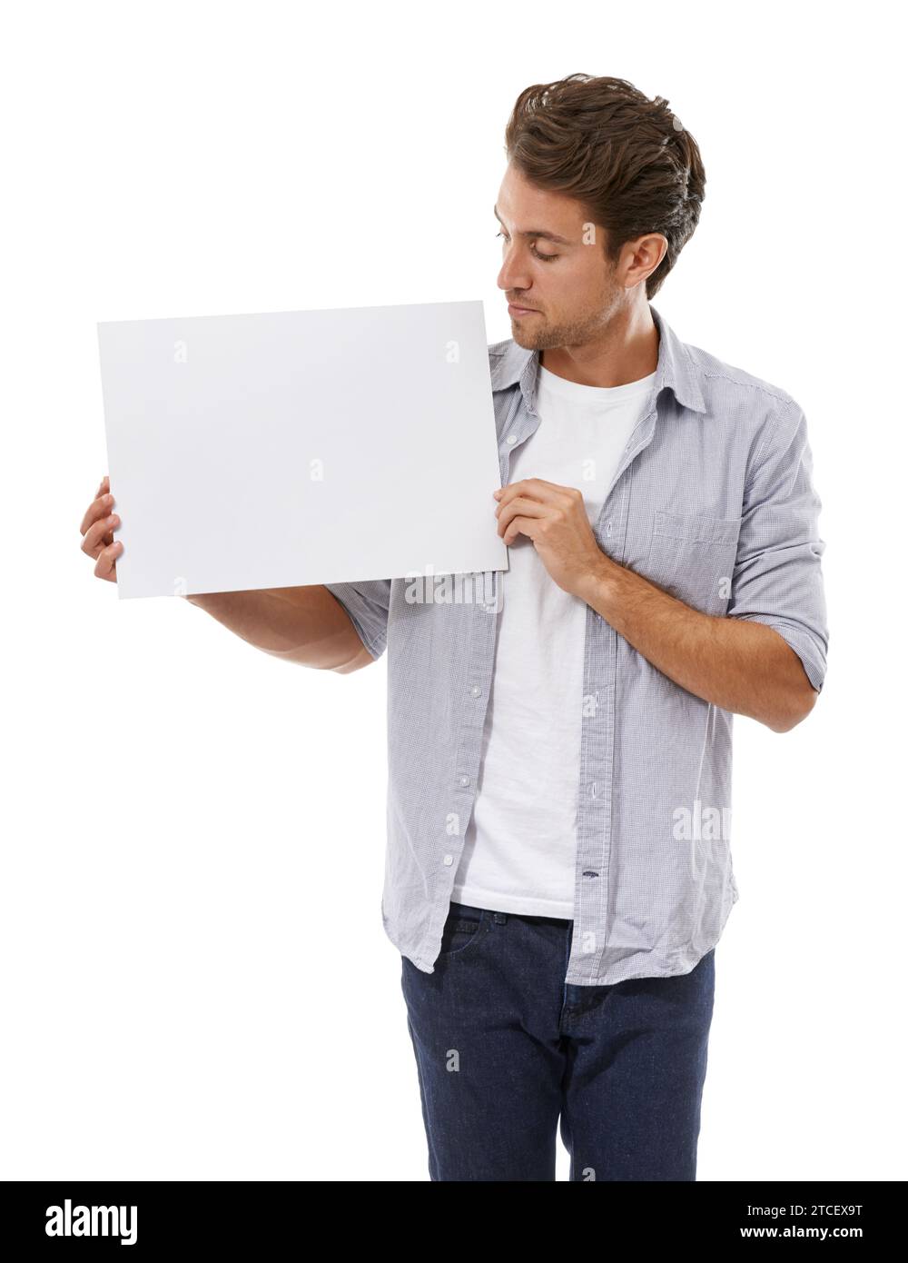 Maquette, publicité et homme sur affiche, signe et espace isolé sur un fond de studio blanc. Personne sérieuse montrer la bannière de papier, la promotion des ventes ou Banque D'Images