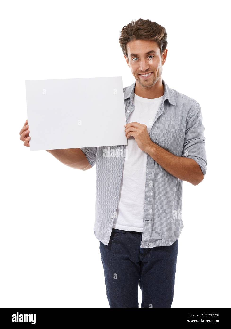 Portrait, publicité et homme sur affiche, sourire et maquette espace isolé sur un fond de studio blanc. La personne heureuse montre la bannière de papier, promotion des ventes Banque D'Images