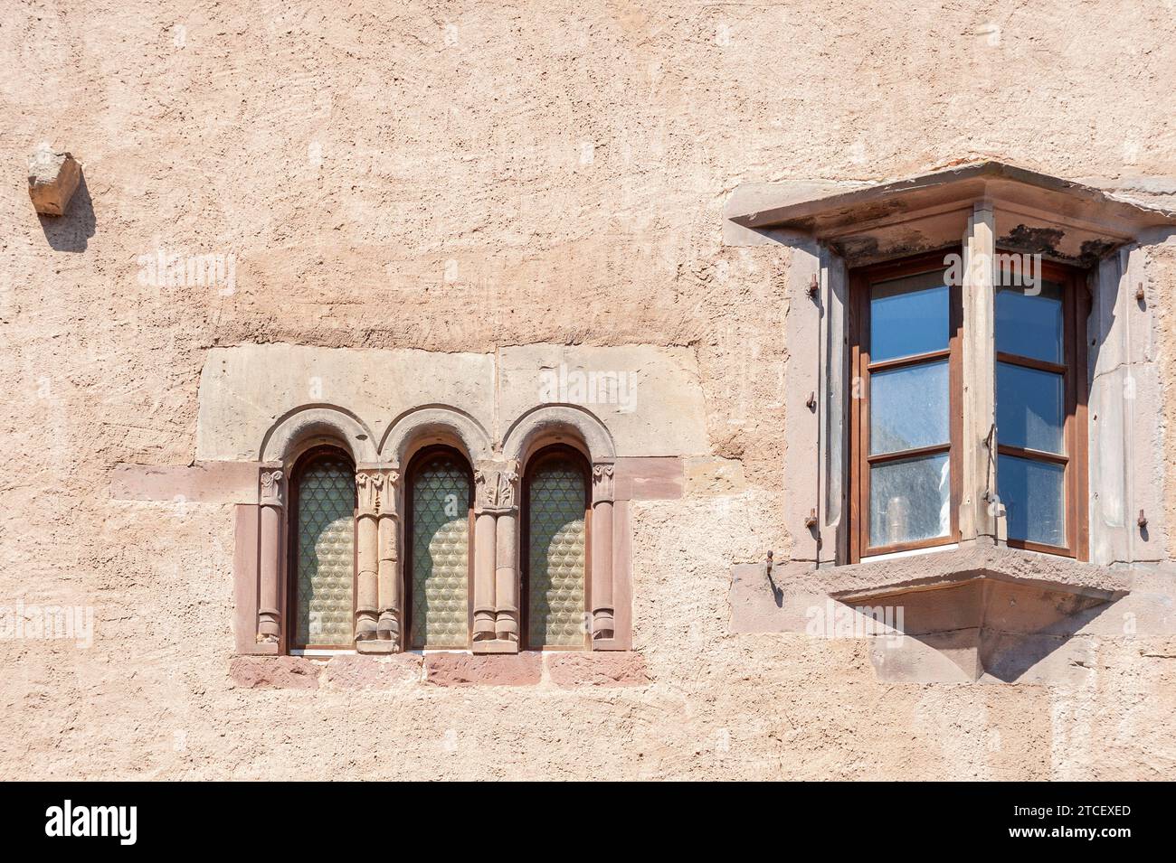 Fenêtre de la maison romane Maison romane, Obernai, Alsace, France, Europe Banque D'Images
