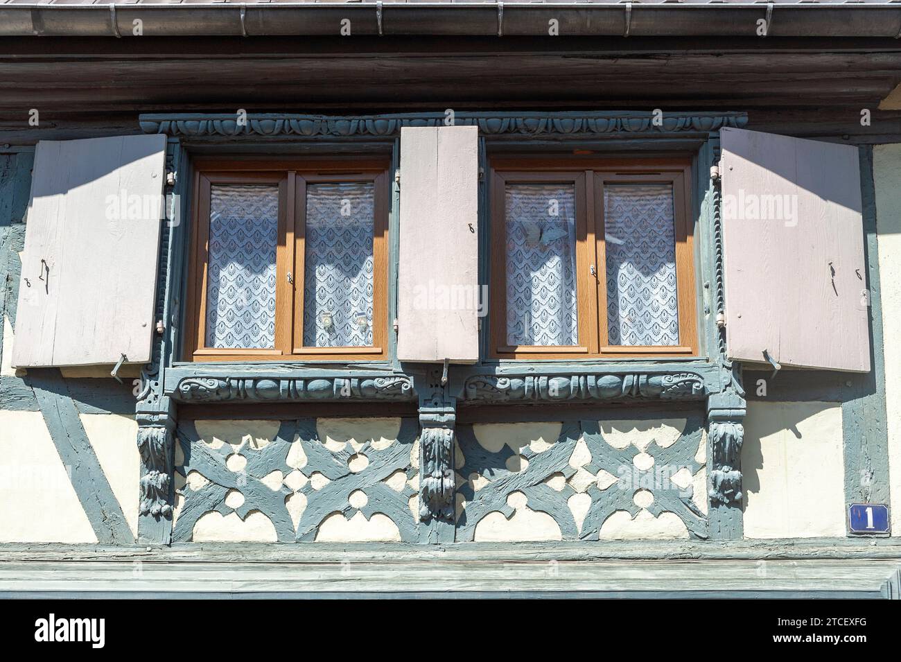 Fenêtres à colombages dans la vieille ville historique, ici à la place Beffroi, Obernai, Alsace, France, Europe Banque D'Images