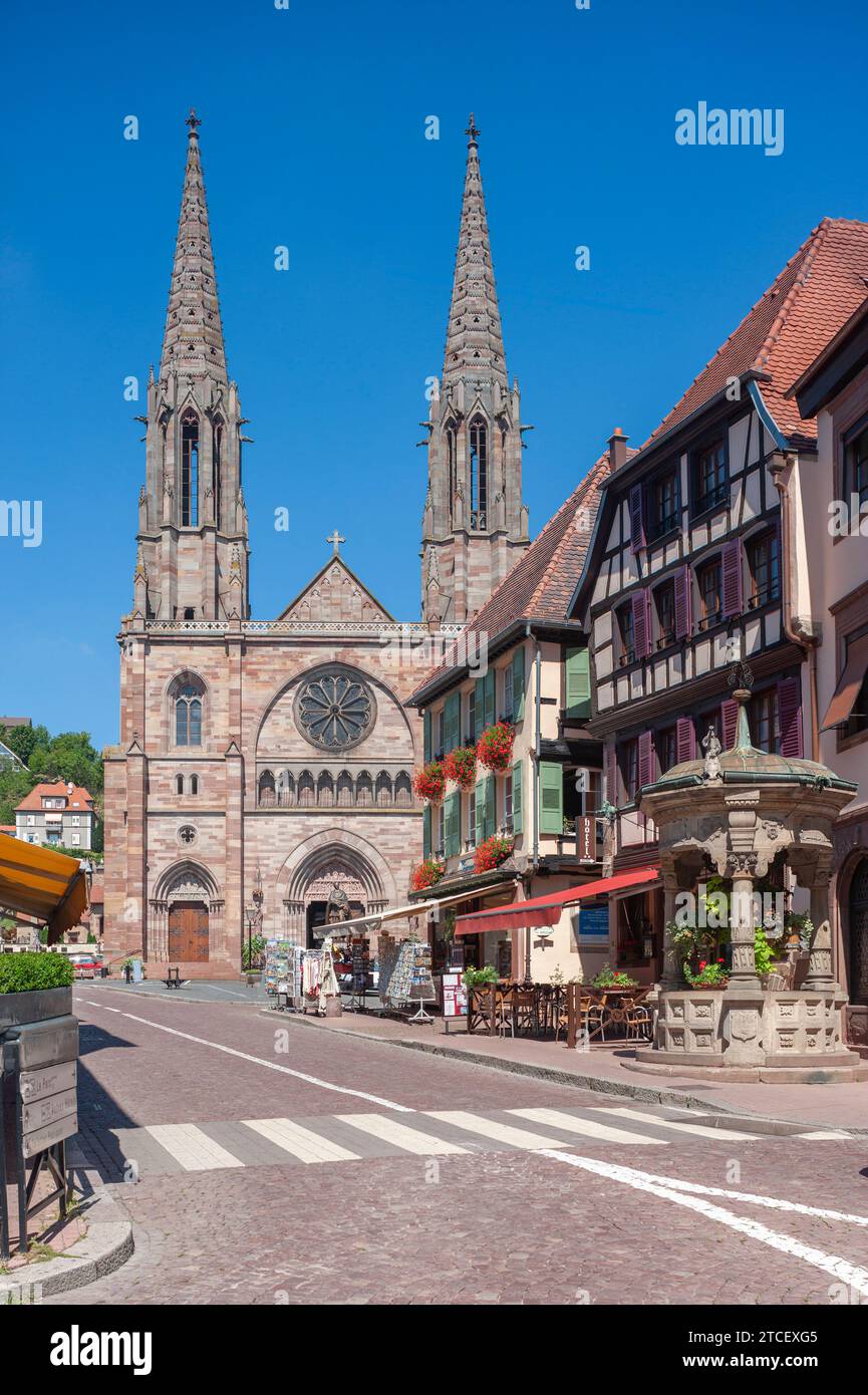 Façade principale de l'église des Saints Pierre et Paul, Obernai, Alsace, France, Europe Banque D'Images