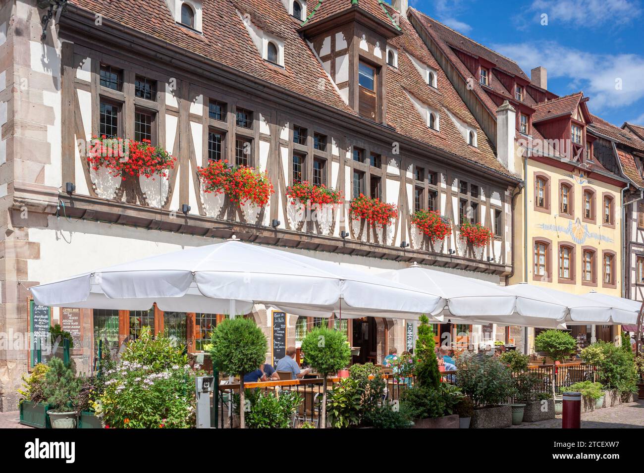 Vieille ville avec restaurants et bâtiments historiques, ici rue piétonne rue du Marche, Obernai, Alsace, France, Europe Banque D'Images
