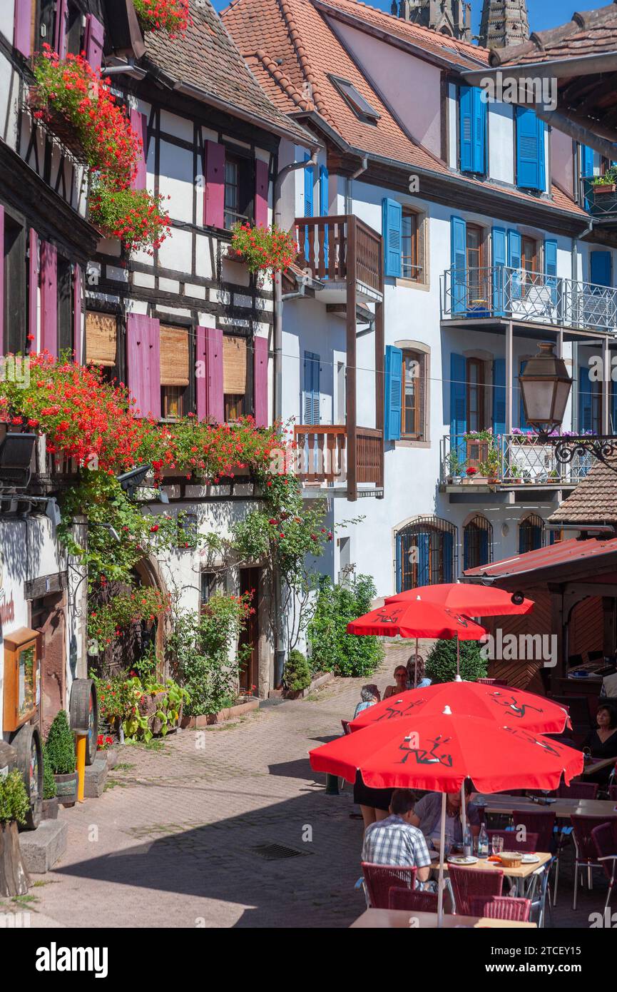 Façade à colombages de l'Hôtel Restaurant Zum Schnogaloch, Obernai, Alsace, France, Europe Banque D'Images