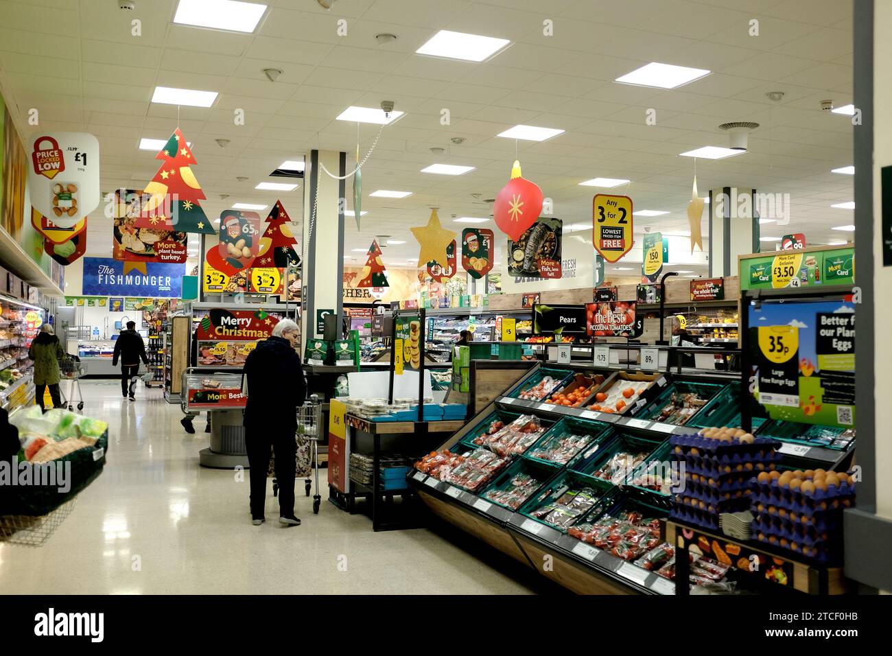 intérieur du supermarché alimentaire morrisons, rue de la plage, herne bay, kent, royaume-uni décembre 2023 Banque D'Images