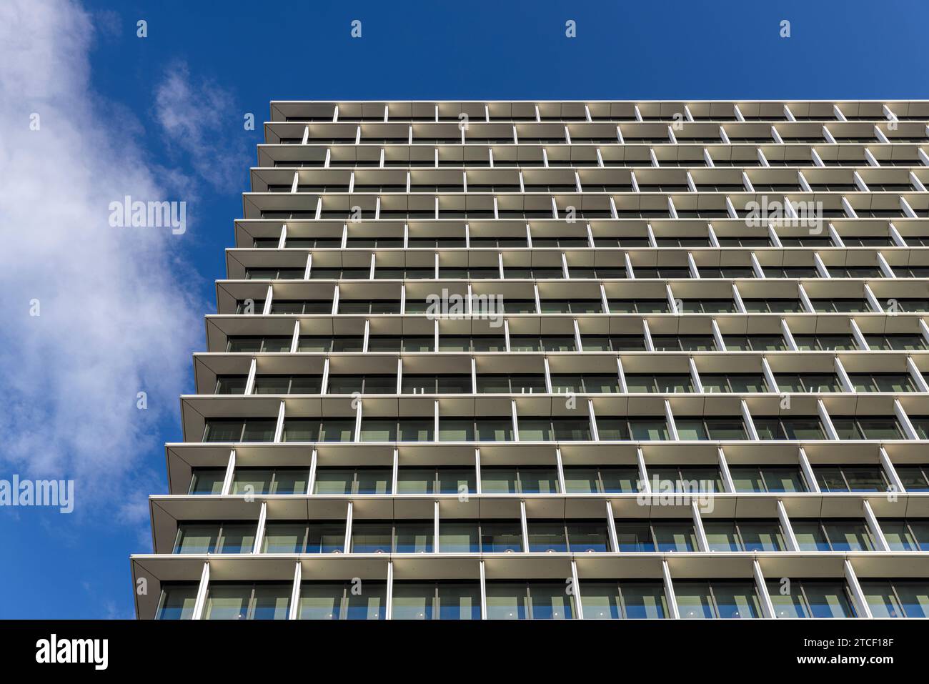 bâtiment moderne avec beaucoup de fenêtres arrière-plan Banque D'Images