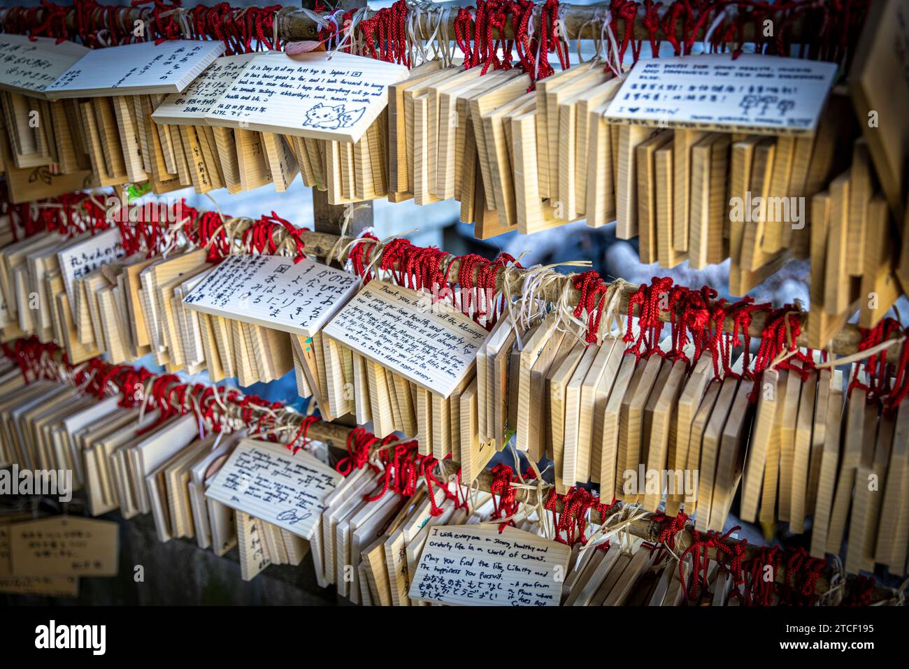 Tablette en bois ema avec prières et souhaits au temple shinto Banque D'Images