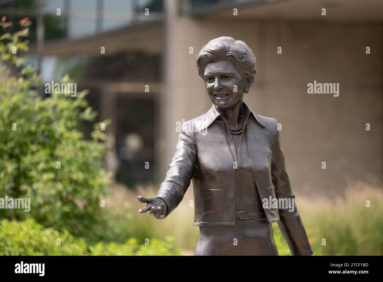 Grand Rapids, Michigan, 11 juin 2023 – Statue en bronze de l'ancienne première dame Betty Ford devant le Gerald R. Ford Presidenti Banque D'Images