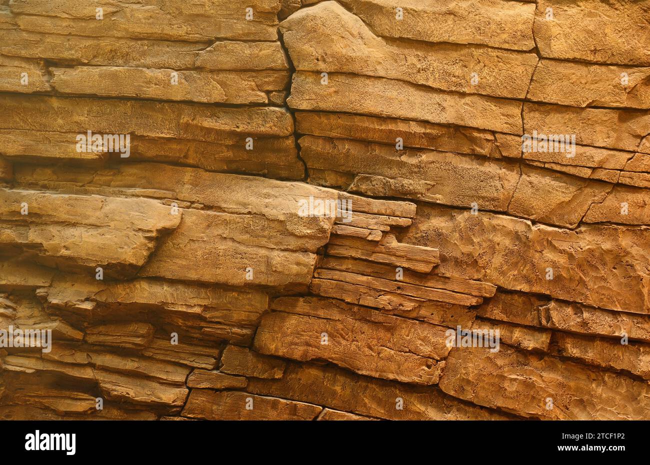 Fond de pierre de roche naturelle grossière légère. Surface avant rugueuse de falaise minière. Grande toile de fond de pile de calcaire. Grunge lourd texture de bloc de granit endommagé. Fissure ancienne façade médiévale en pierre pour la conception Banque D'Images