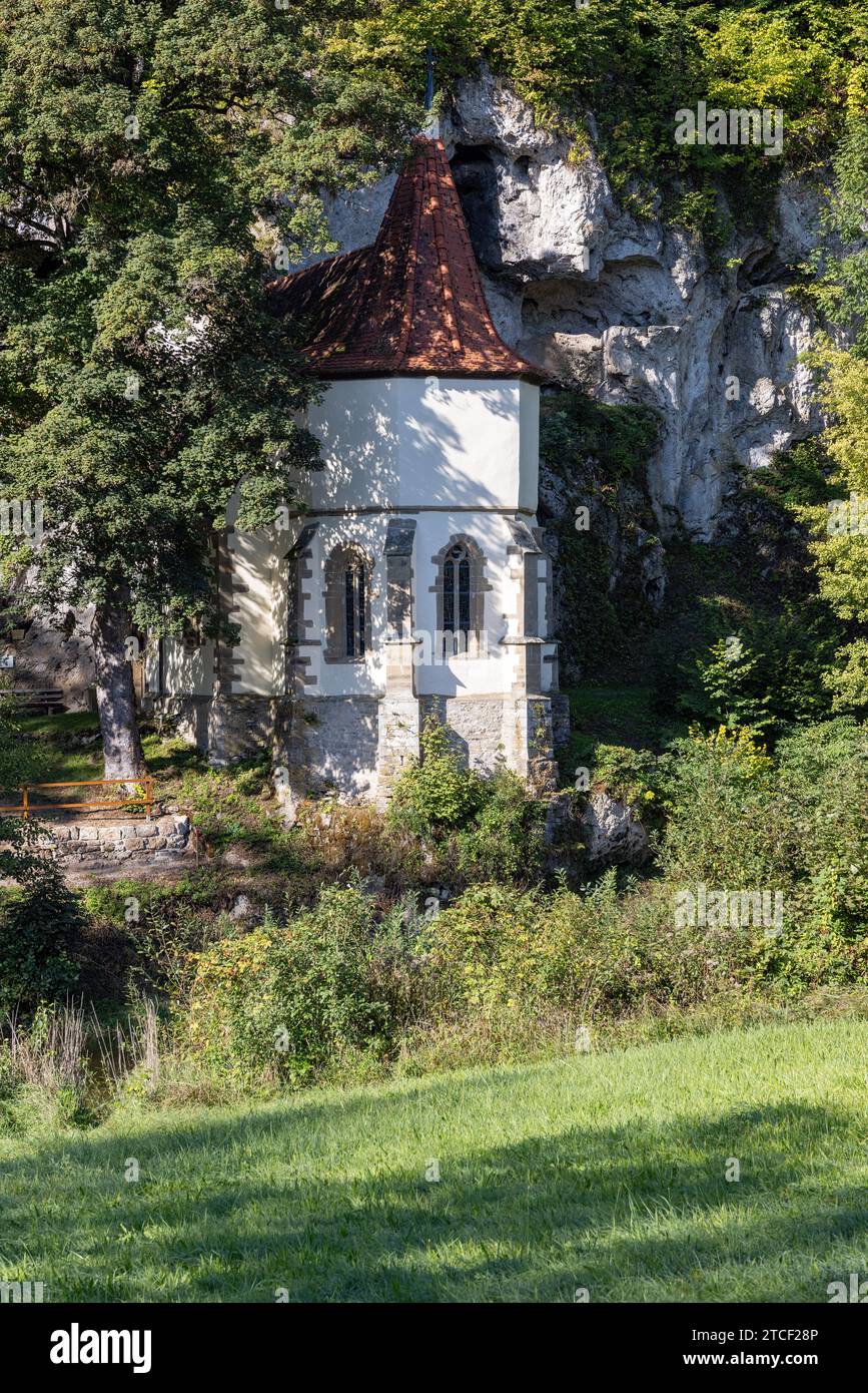 Ancienne église de pèlerinage de Saint Wendel am Stein directement sur la montagne avec des arbres en été Banque D'Images