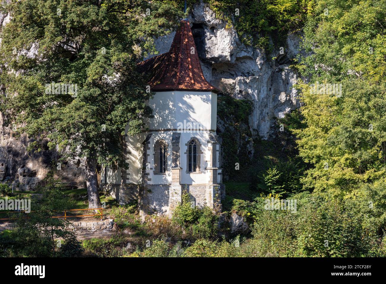 Ancienne église de pèlerinage de Saint Wendel am Stein directement sur la montagne avec des arbres en été Banque D'Images
