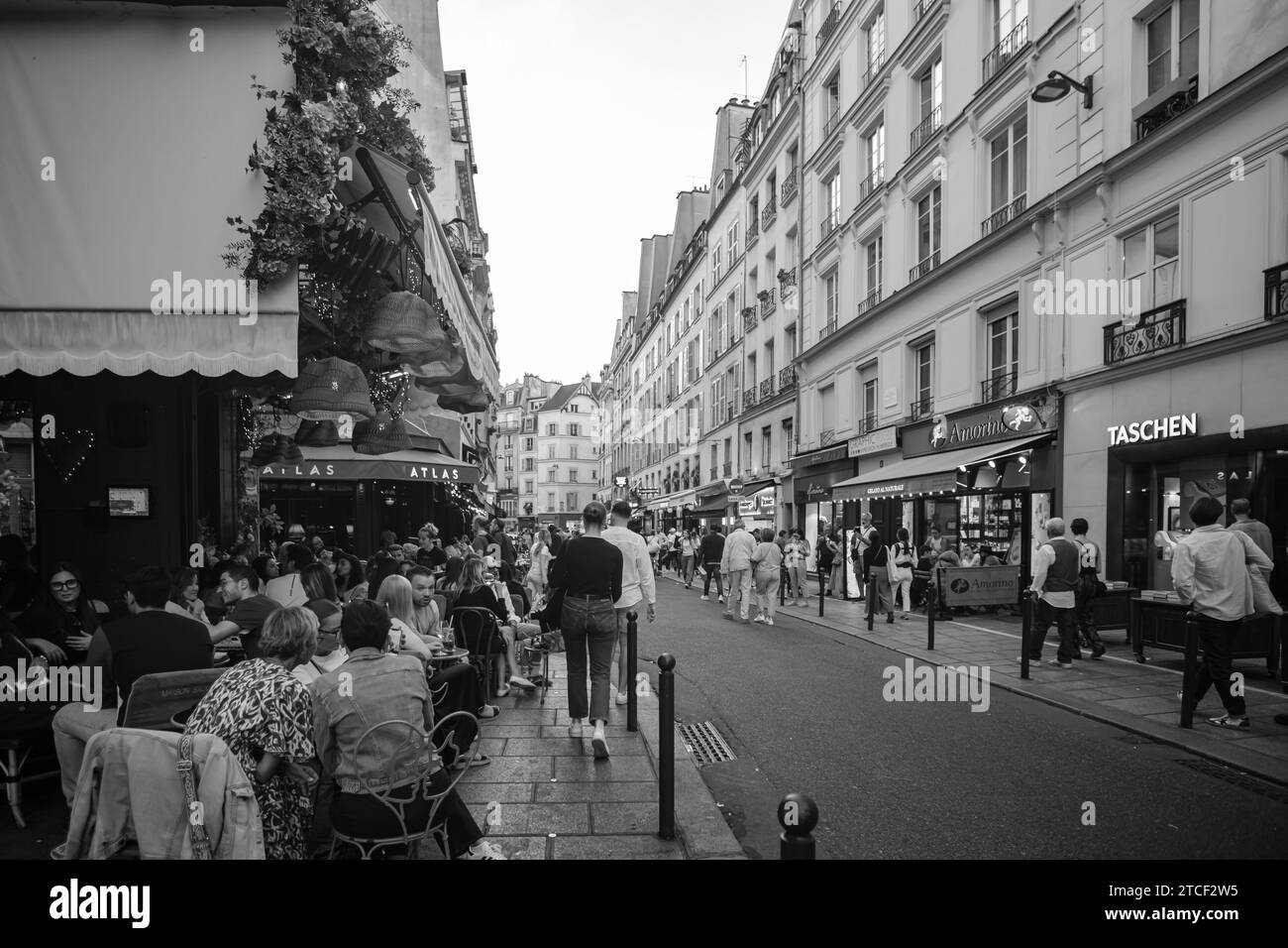 Paris, France - 8 octobre 2023 : les touristes et les Parisiens dégustent des plats et des boissons en plein air dans la célèbre rue de Buci à Saint Germain Paris France Banque D'Images
