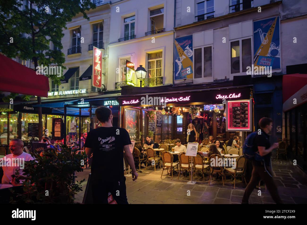 Personnes qui boivent un verre paris Banque de photographies et d ...