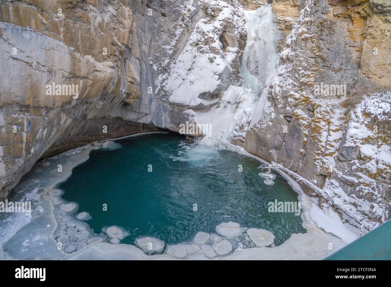 Neige et glaçons aux cascades de Johnston Canyon Banque D'Images