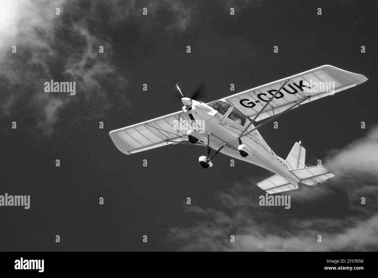 Avion léger grimpant en infra-rouge Banque D'Images