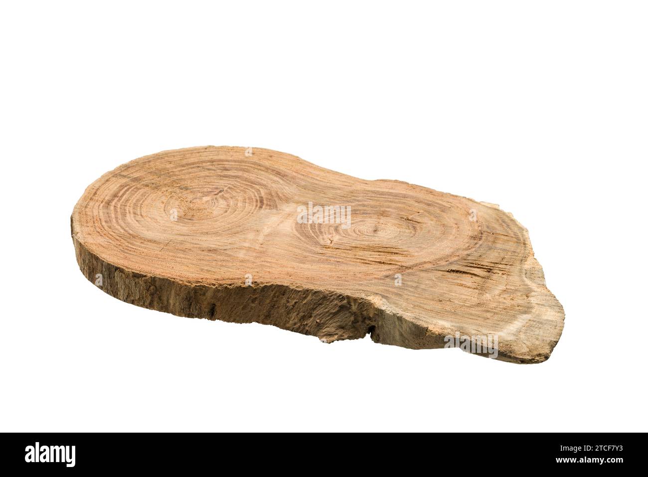 Planche à découper rustique en bois isolé sur fond blanc. Banque D'Images