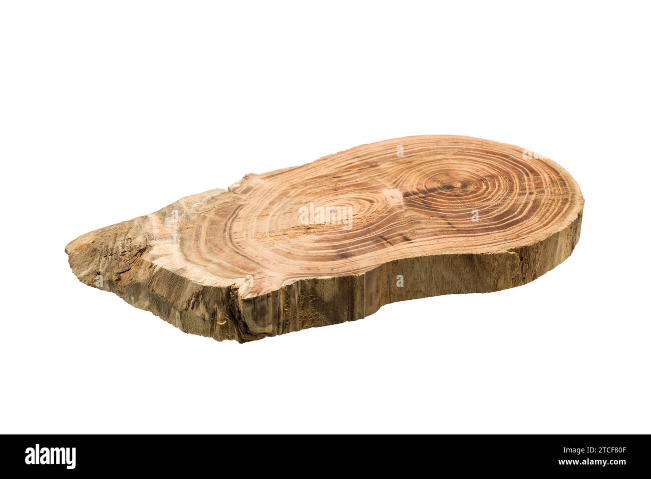 Planche à découper rustique en bois isolé sur fond blanc. Banque D'Images