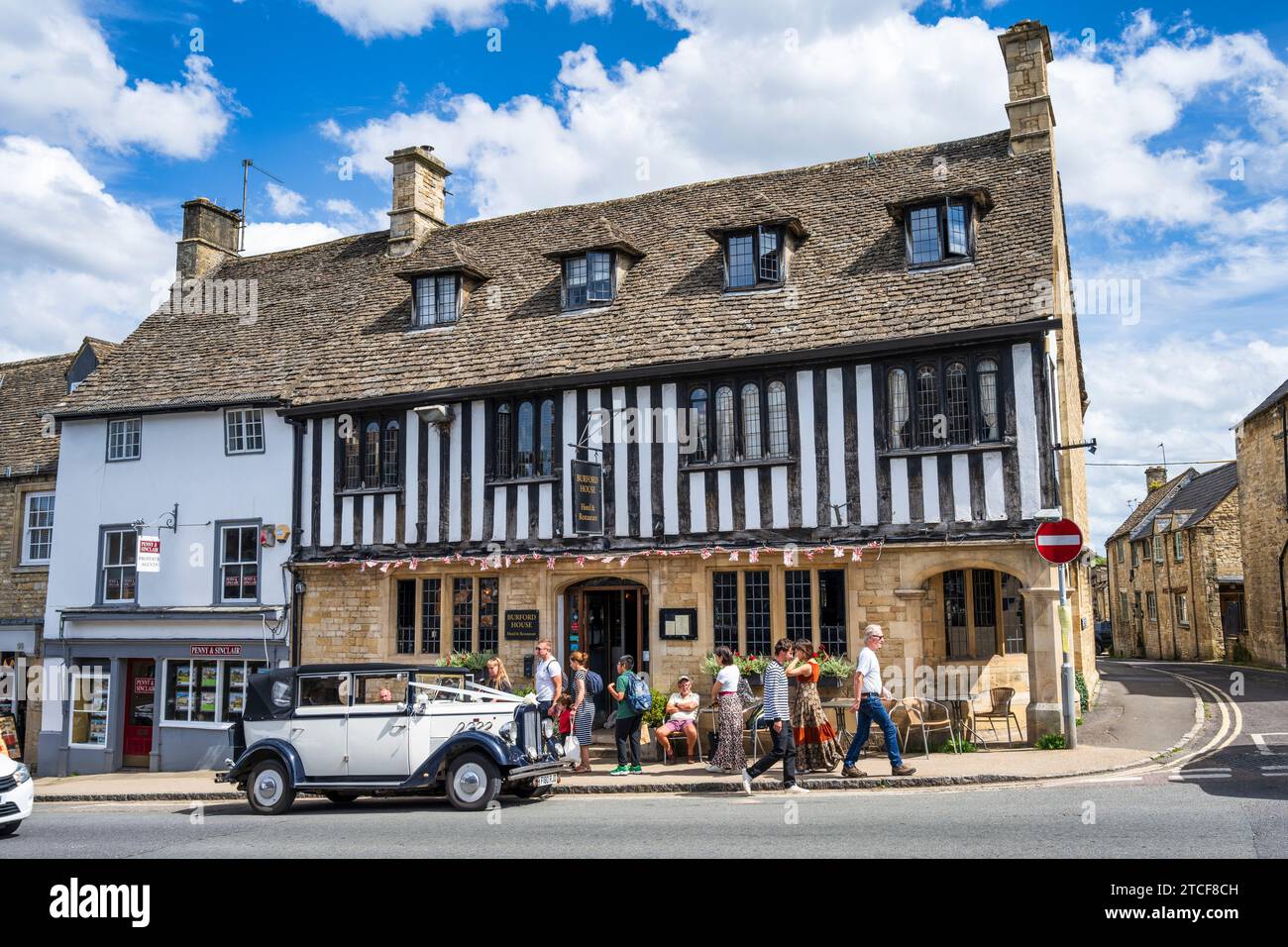 Limousine de mariage devant Burford House Hotel and Restaurant sur Burford High Street, Oxfordshire, Angleterre, Royaume-Uni Banque D'Images