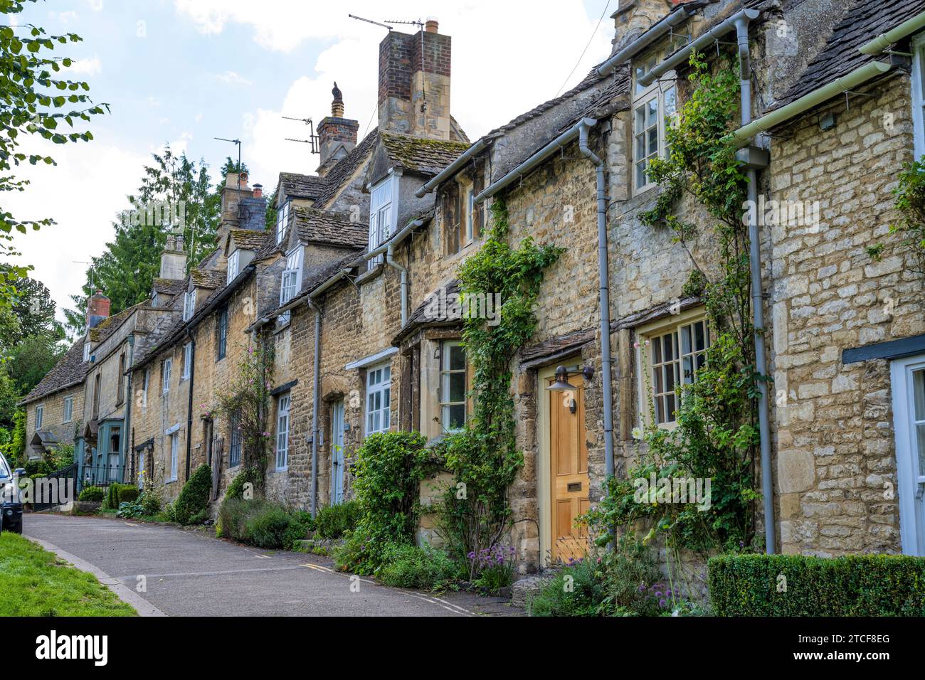 Vue regardant vers le haut de la colline à Burford, avec sa rangée de cottages pittoresques, à Burford, Oxfordshire, Angleterre, Royaume-Uni Banque D'Images