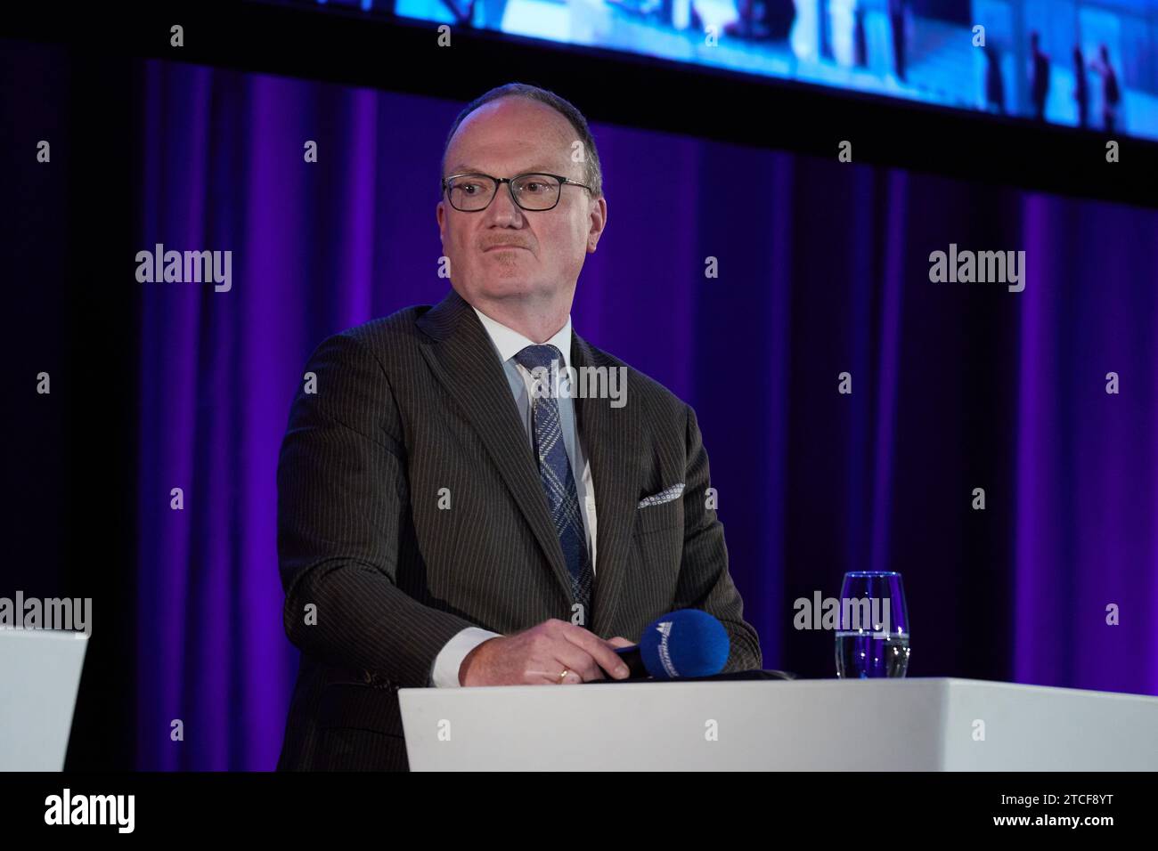 Berlin, Allemagne. 12 décembre 2023. Lars P. Feld, professeur de politique économique à l'Albert-Ludwigs-Universität Freiburg, participe à une table ronde lors de la cérémonie des 60 ans de valeurs du Conseil économique. Prospérité. Cohesion' au JW Marriott Hotel Berlin. Crédit : Joerg Carstensen/dpa/Alamy Live News Banque D'Images