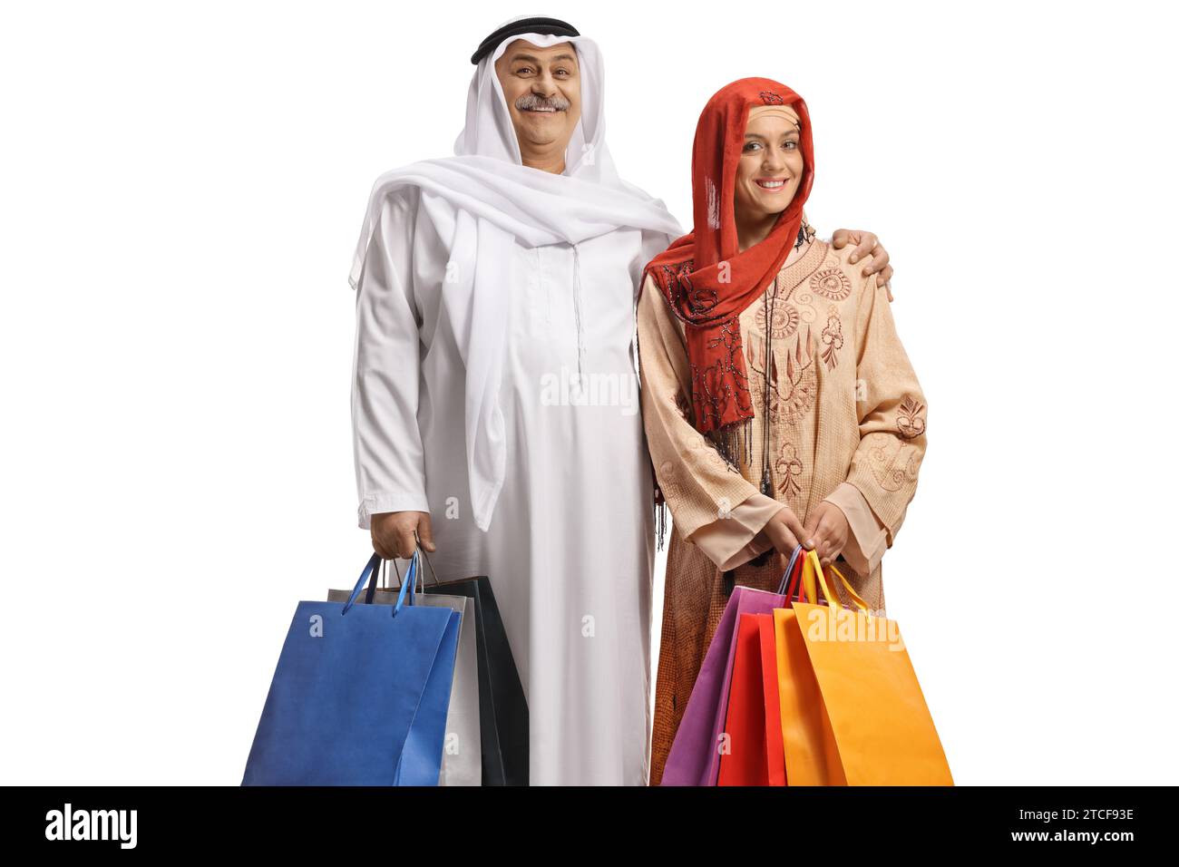 Homme arabe mature et une jeune femme musulmane tenant des sacs à provisions isolés sur fond blanc Banque D'Images