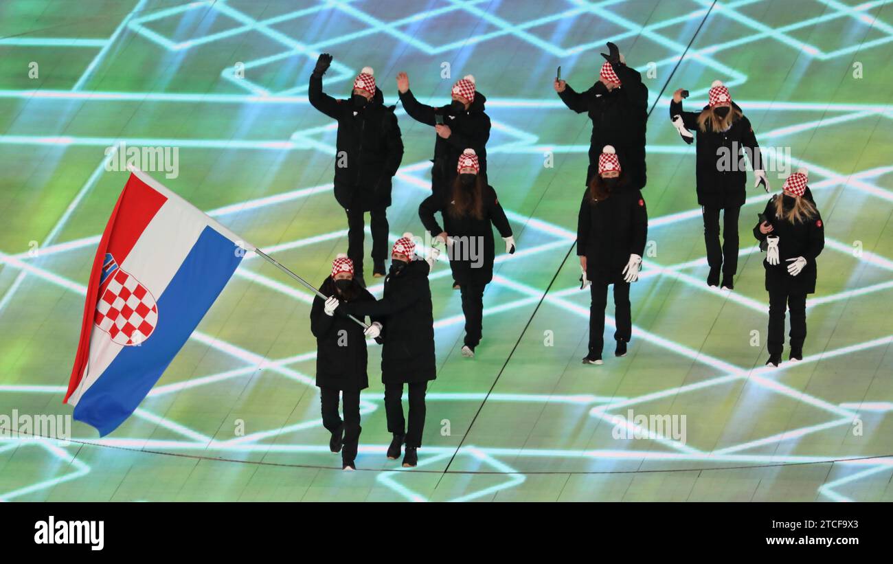 4 FÉVRIER 2022 - Pékin, Chine : Zrinka Ljutić et Marko Skender sont les porte-drapeaux de l'équipe Croatie lors du défilé des nations lors de la cérémonie d'ouverture des Jeux Olympiques d'hiver de Beijing 2022 (photo : Mickael Chavet/RX) Banque D'Images