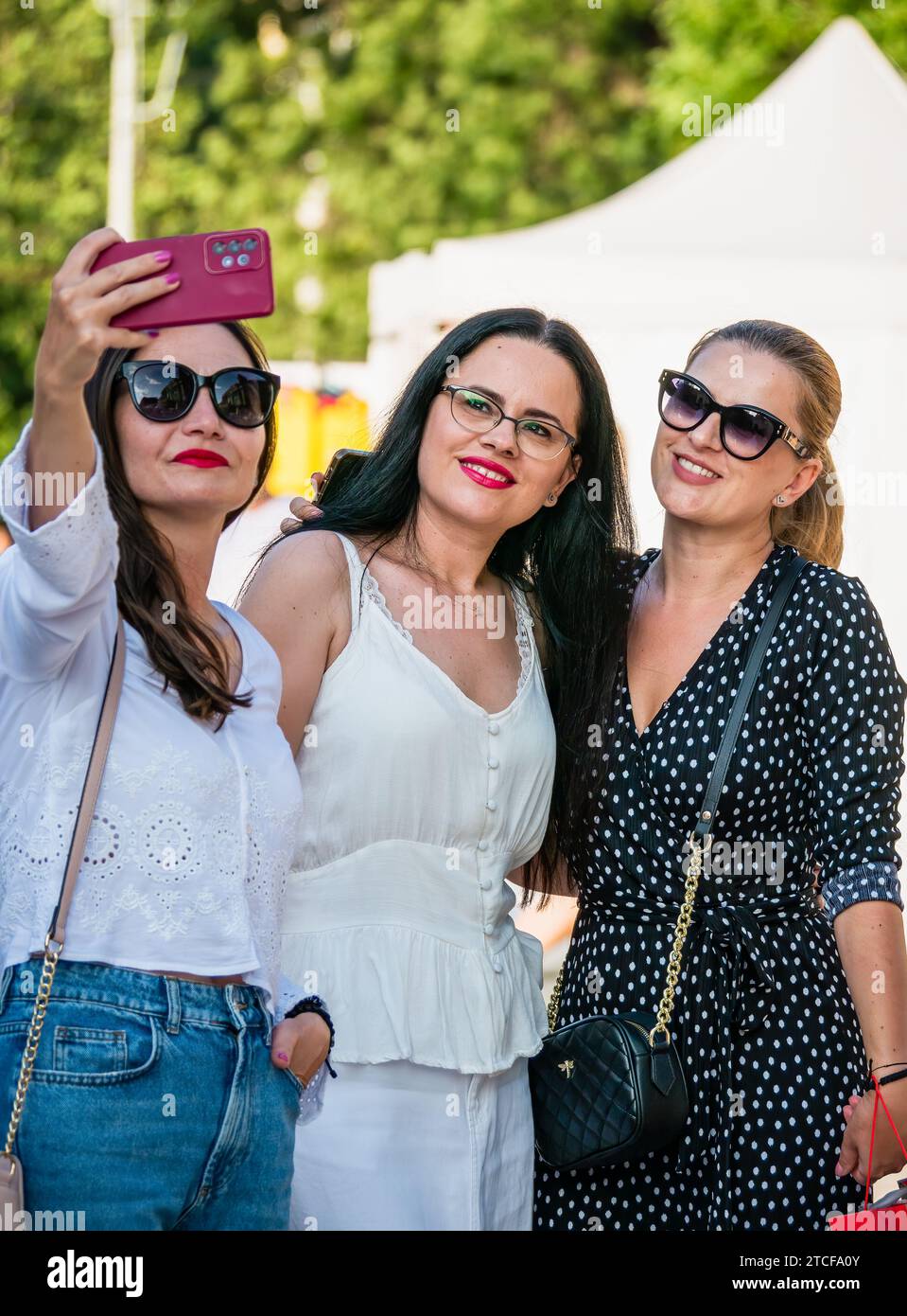 Bucarest, Roumanie - juin 17 2023 : trois femmes heureuses d'âge moyen prenant un selfie dans le centre de Bucarest. Banque D'Images
