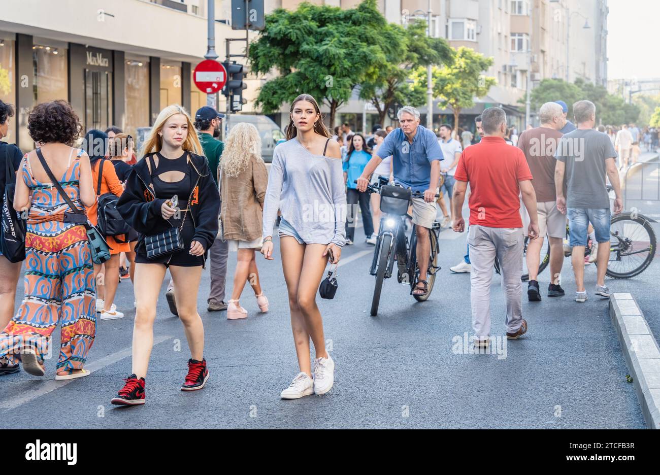 Bucarest, Roumanie - août 17 2023 : touristes et habitants se promenant et marchant sur la rue de la victoire ( Calea Victoriei ). Zone piétonne dans la vieille ville Banque D'Images