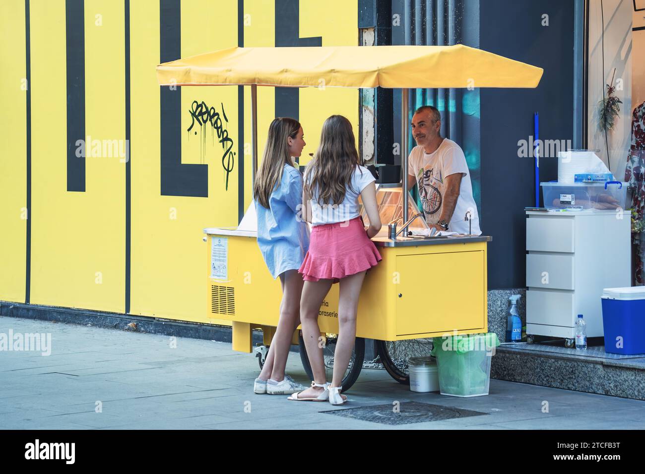 Bucarest, Roumanie - août 17 2023 : deux jeunes filles attrayantes achetant de la crème glacée dans un salon de crème glacée sur la rue Victory (Calea Victoriei) dans la ce Banque D'Images