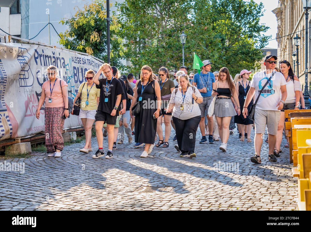 Bucarest, Roumanie - août 17 2023 : groupe organisé de touristes étrangers visitng le centre de la vieille ville de Bucarest Banque D'Images