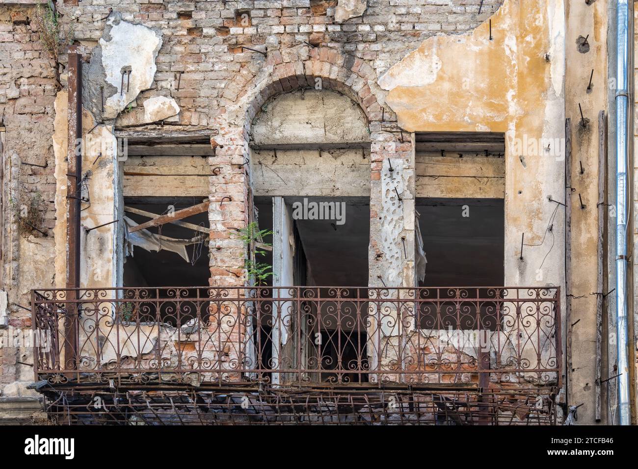 Détail avec un vieux bâtiment usé. Ancienne architecture vintage dans la vieille ville historique Bucarest, Roumanie. Banque D'Images