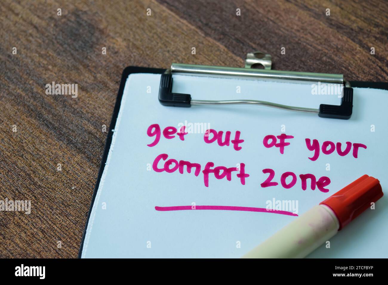 Concept de sortir de votre zone de confort écrire sur la paperasse isolé sur fond blanc. Banque D'Images