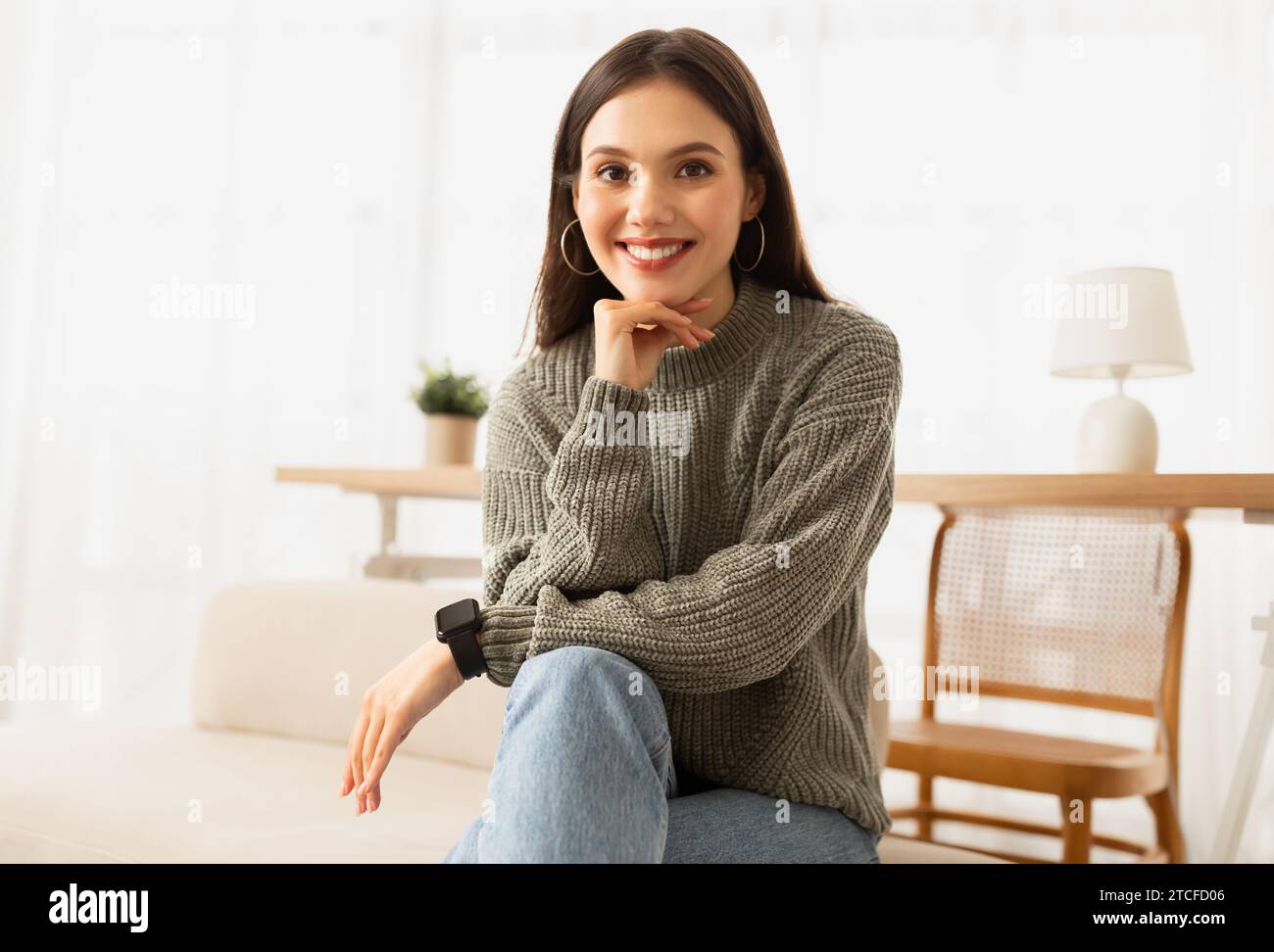 Jolie dame brune qui se refroidit le matin du week-end Banque D'Images