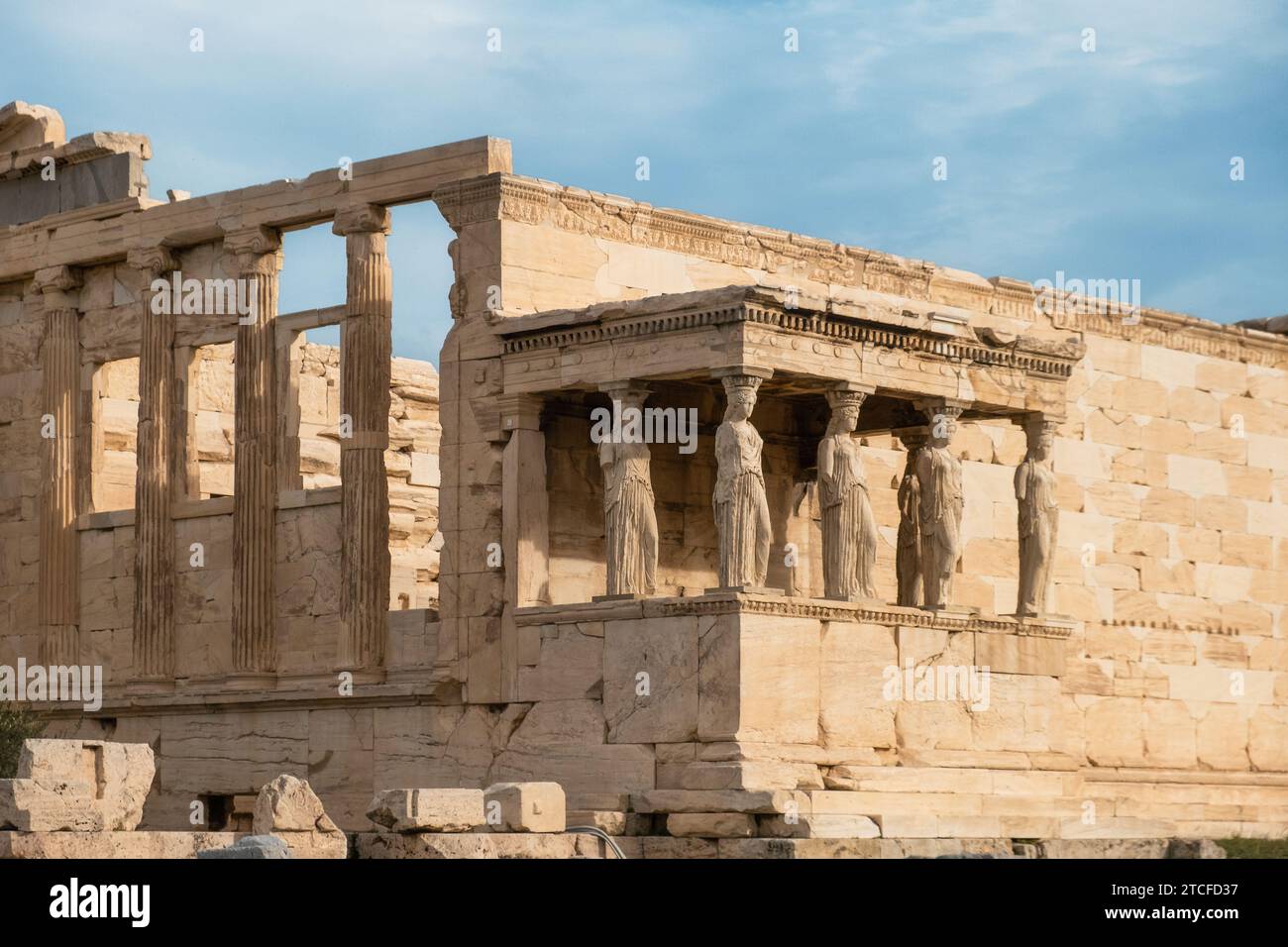Porche de statues de cariatides au temple d'Erechtheion, Acropole d'Athènes, Grèce. Erechtheum est un ancien temple ionique grec d'Athéna Polias en Grèce Banque D'Images