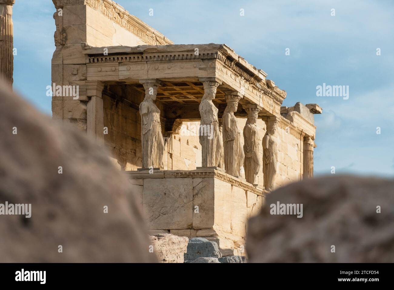 Statues de cariatides au temple d'Erechtheion dans l'Acropole d'Athènes, Grèce. Erechtheum est un ancien temple ionique grec d'Athéna Polias en Grèce Banque D'Images