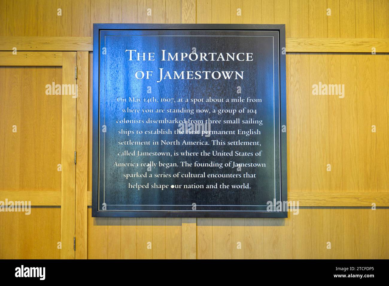 Plaque d'entrée à l'intérieur du couloir au musée d'histoire vivante de la colonie de Jamestown, va Banque D'Images