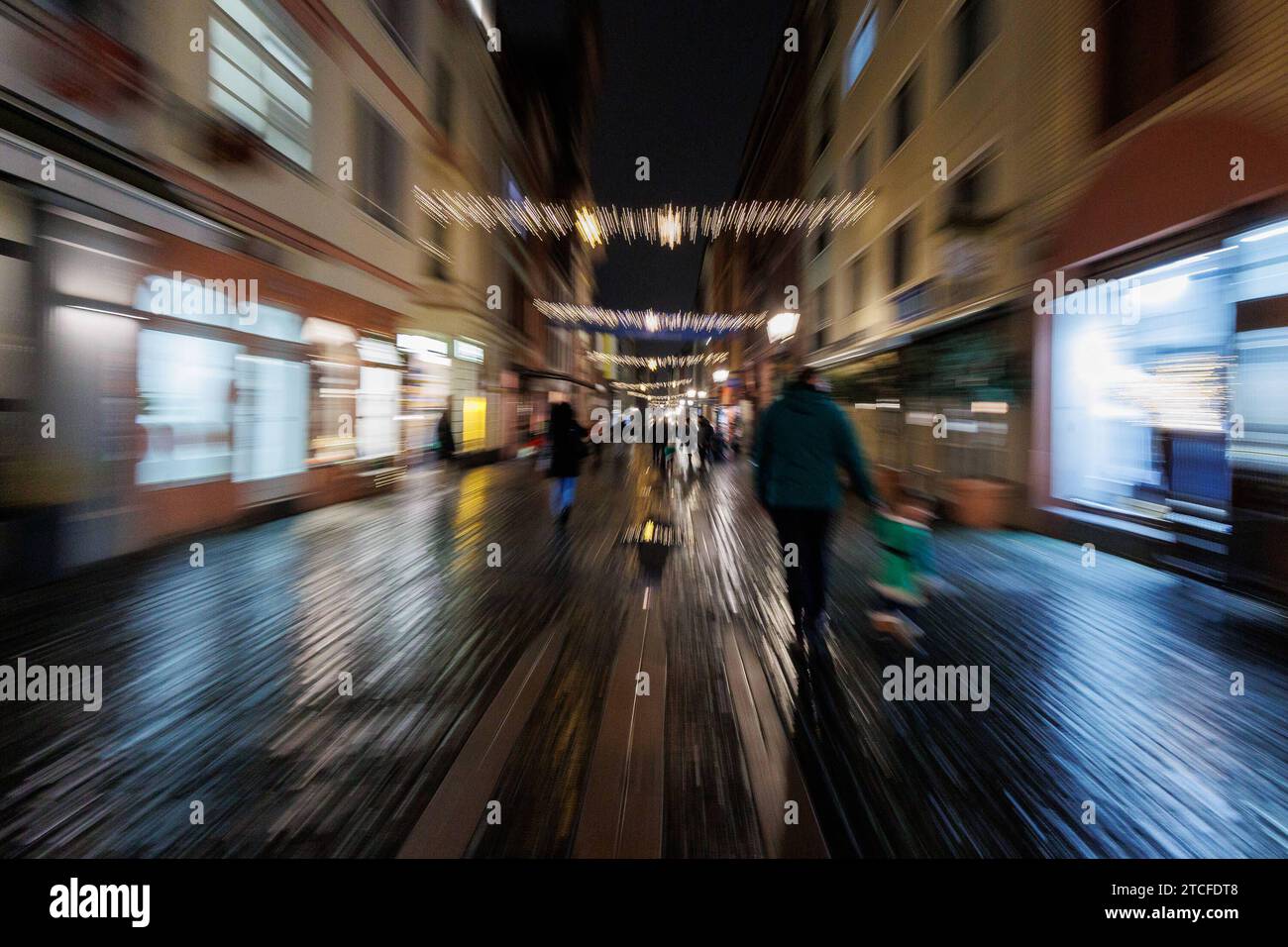 Mainzer Altstadt zum abendlichen Weihnachtsshopping Mainz, 12.12.2023 Passanten eilen durch die Innenstadt Zoom in die Szenerie Mainzer Altstadt zum abendlichen Weihnachtsshopping stress Shoppen Weihnachten, Einkaufen, Konsum, Einzelhandel Innenstadt Geschenke Präsente stimbunte Lichter, Reflexionen Allemagne Weihunz Mainz Minerch Rhénette Weichter, Reflexionen Allemagne soirée de Noël 12 12 2023 passants dépêchés par le centre-ville Zoom dans le paysage Mainz vieille ville pour le soir Noël shopping stress shopping Noël, shopping, consommation, vente au détail Banque D'Images