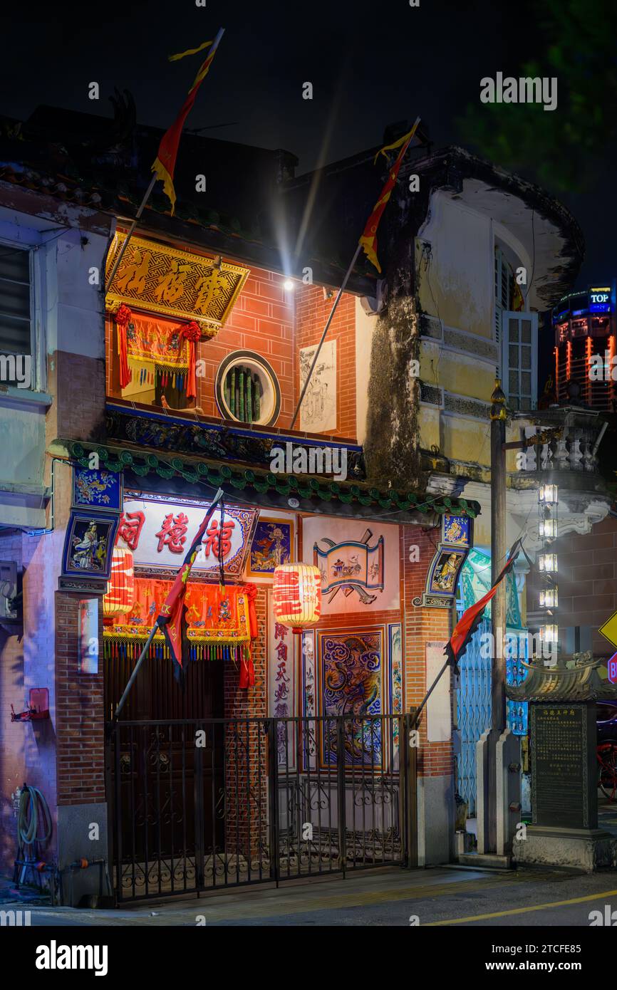 Le temple Hock Teik Cheng Sin la nuit sur Armenian Street, George Town, Penang, Malaisie Banque D'Images