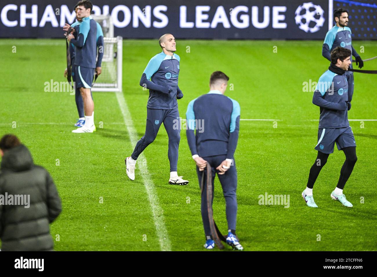 Anvers, Belgique. 12 décembre 2023. Oriol Romeu de Barcelone photographié en action lors d'un entraînement du club espagnol FC Barcelone, le mardi 12 décembre 2023 à Anvers. L'équipe se prépare pour le match de demain contre l'équipe belge de football Royal Antwerp FC, le sixième jour de la phase de groupes de la Ligue des Champions, dans le groupe H. Belga PHOTO TOM GOYVAERTS crédit : Belga News Agency/Alamy Live News Banque D'Images