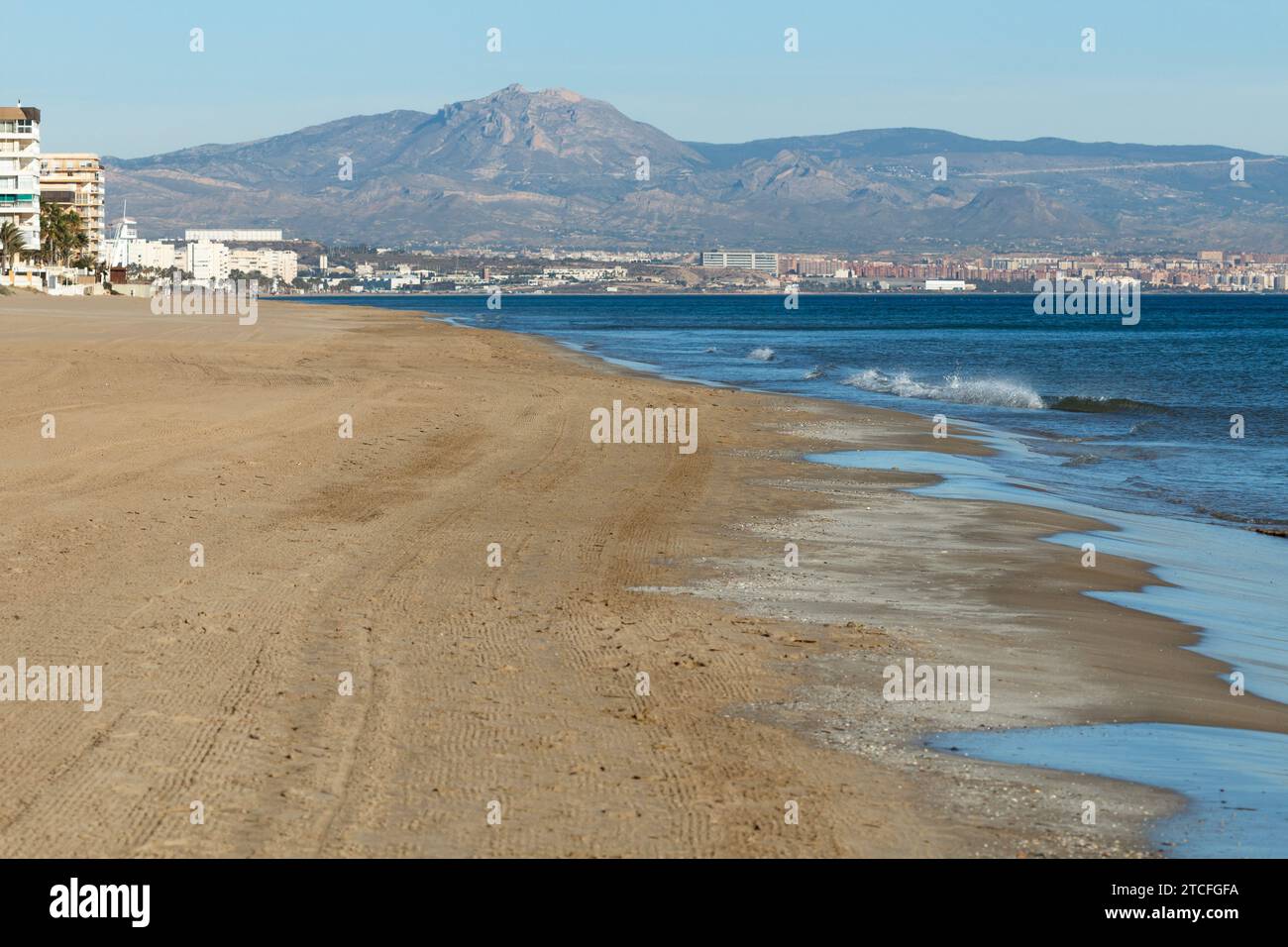 Paysage sur la plage de Carabassi à Arenales del sol avec Alicante et Maigmo en arrière-plan. Espagne Banque D'Images